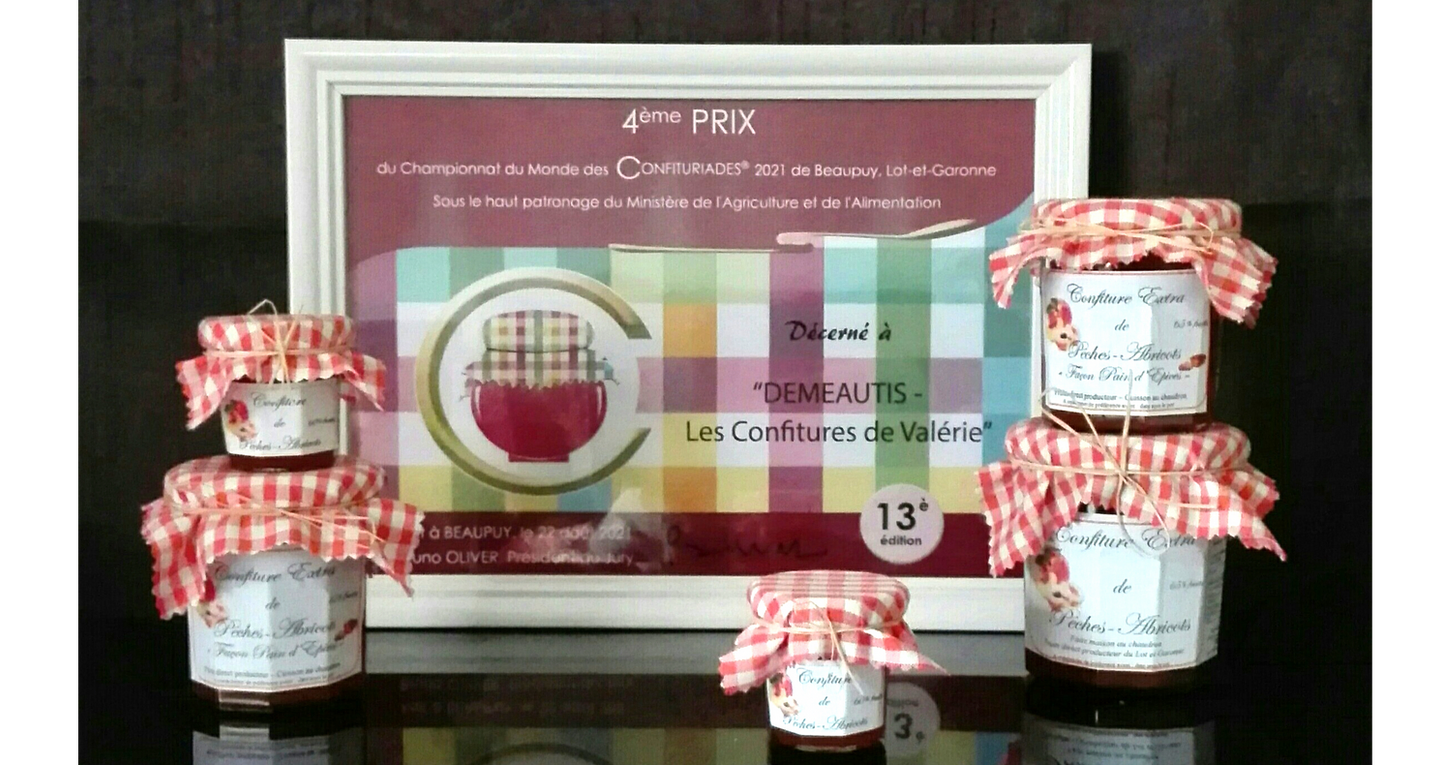 Les pots de confiture de Valérie, posés sur la table de l'atelier